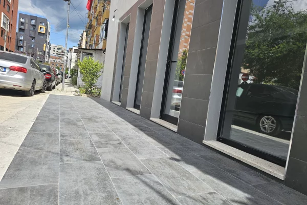 Njesi Komerciale Ne Shitje 📍21 Dhjetori, buze rruges “Kongresi i Lushnjes”