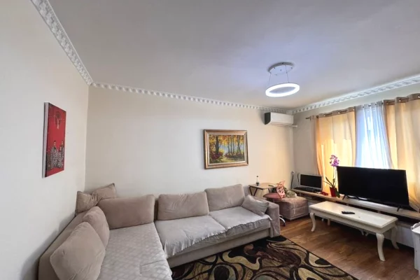 Shitet apartament 1+1 pranë shkollës "Bajram Curri"