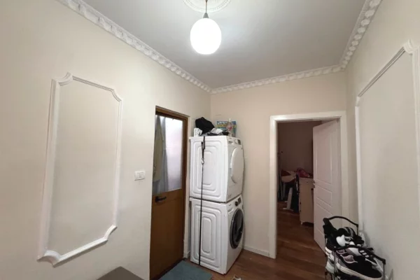 Shtepi ne shitje Apartament ne Tirane, 1+1, Mobilimi E mobiluar, Pagesa 98,000  Euro.