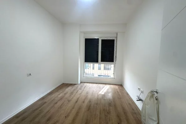 Shtepi ne shitje Apartament ne Tirane, 3+1, Mobilimi Bosh, pa mobiluar, Pagesa 25,000,000  Leke.