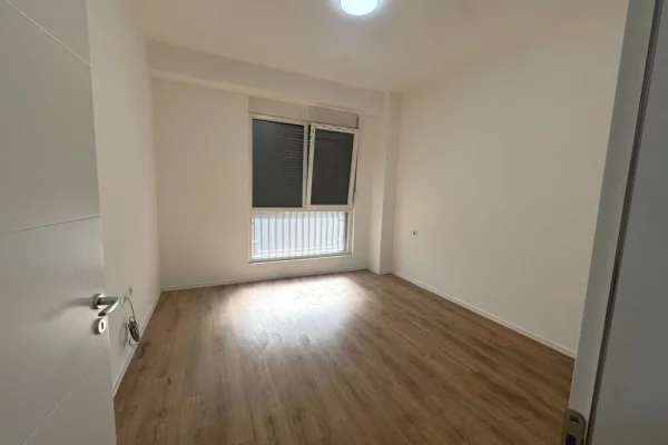 Shtepi ne shitje Apartament ne Tirane, 3+1, Mobilimi Bosh, pa mobiluar, Pagesa 25,000,000  Leke.