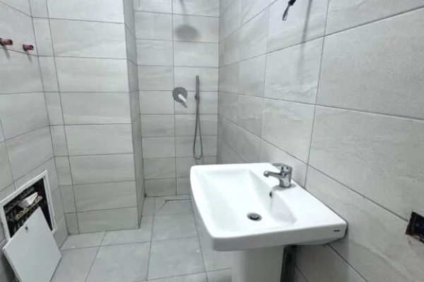 Shtepi ne shitje Apartament ne Tirane, 3+1, Mobilimi Bosh, pa mobiluar, Pagesa 25,000,000  Leke.