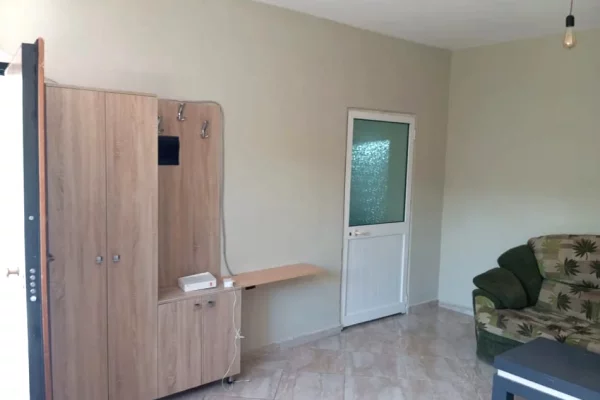 Shtepi me qera Apartament ne Tirane, 1+1, Mobilimi E mobiluar, Pagesa 30,000  Leke.