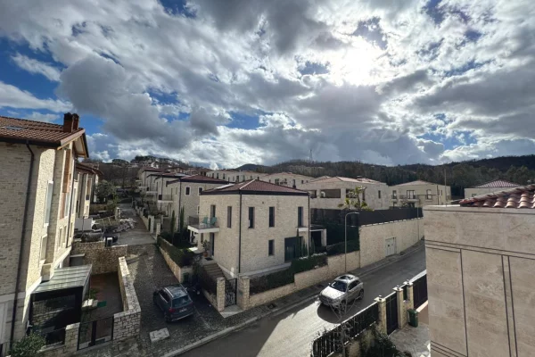 Shtepi me qera Apartament ne Tirane, 3+1, Mobilimi E mobiluar, Pagesa 1,100  Euro.