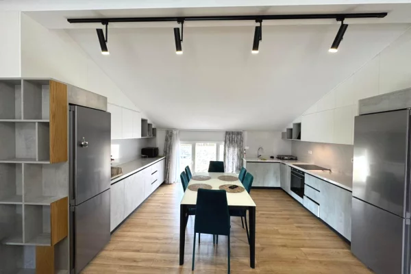 Shtepi me qera Apartament ne Tirane, 3+1, Mobilimi E mobiluar, Pagesa 1,100  Euro.