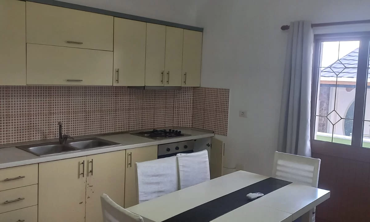 Shtepi me qera Apartament ne Tirane, 2+1, Mobilimi E mobiluar, Pagesa 40,000  Leke.