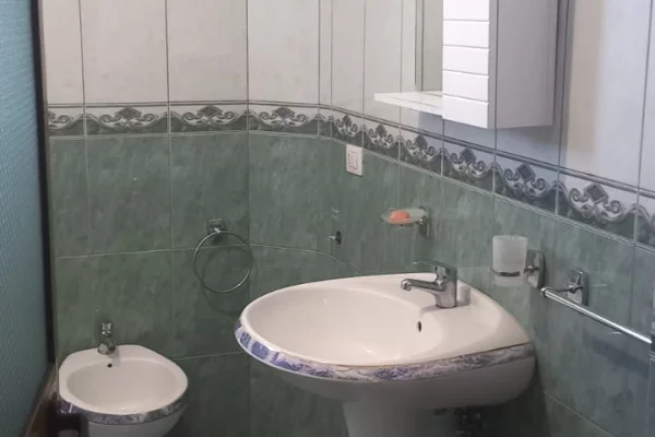 Shtepi me qera Apartament ne Tirane, 2+1, Mobilimi E mobiluar, Pagesa 40,000  Leke.