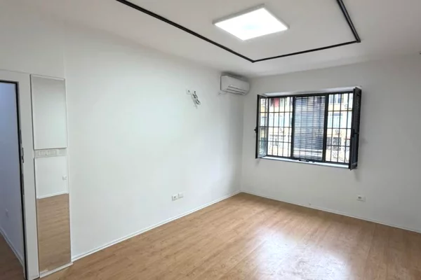 Ambient biznesi me qera 3+1 ne Tirane - 70,000 Leke
