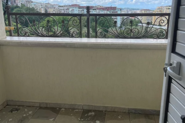Appartamento in affitto a Tirana 3+1, SemiArredato