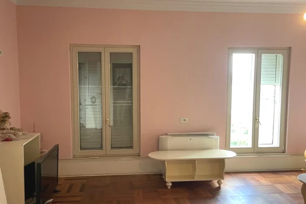 Appartamento in affitto a Tirana 3+1, SemiArredato