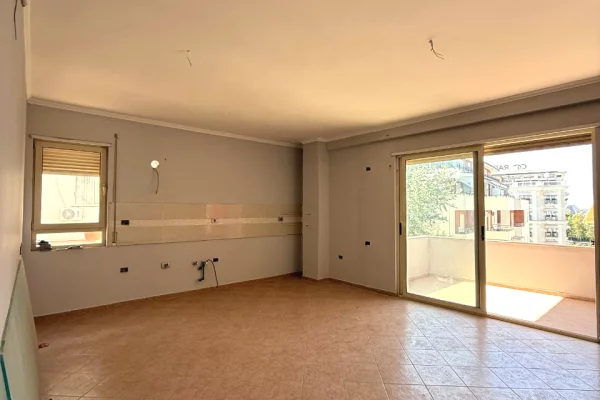 Shtepi ne shitje Apartament ne Tirane, 2+1, Mobilimi Bosh, pa mobiluar, Pagesa 225,000  Euro.