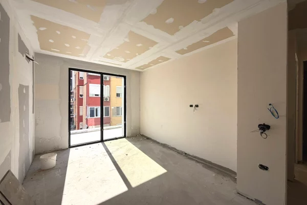 Shtepi ne shitje Apartament ne Tirane, 1+1, Mobilimi Bosh, pa mobiluar, Pagesa 240,000  Euro.