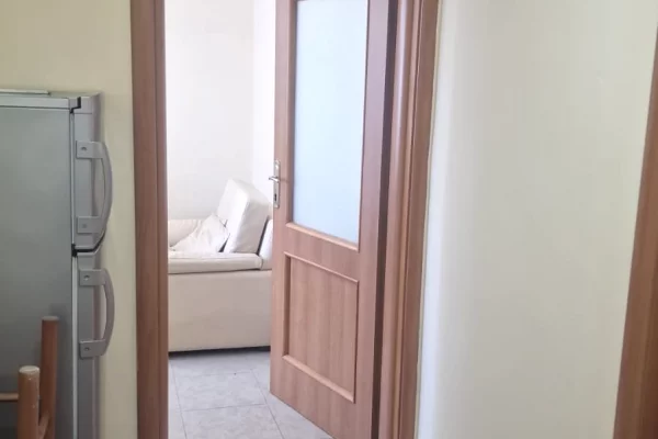 Shtepi me qera Apartament ne Tirane, 1+1, Mobilimi E mobiluar, Pagesa 500  Euro.