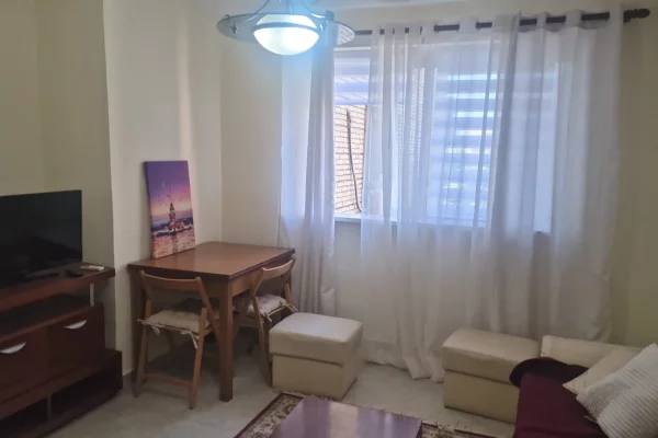 Shtepi me qera Apartament ne Tirane, 1+1, Mobilimi E mobiluar, Pagesa 500  Euro.