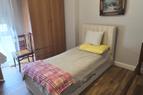 Shtepi me qera Apartament ne Tirane, 2+1, Mobilimi E mobiluar, Pagesa 1,000  Euro.