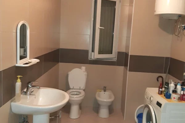 Shtepi me qera Apartament ne Tirane, 2+1, Mobilimi E mobiluar, Pagesa 52,000  Leke.