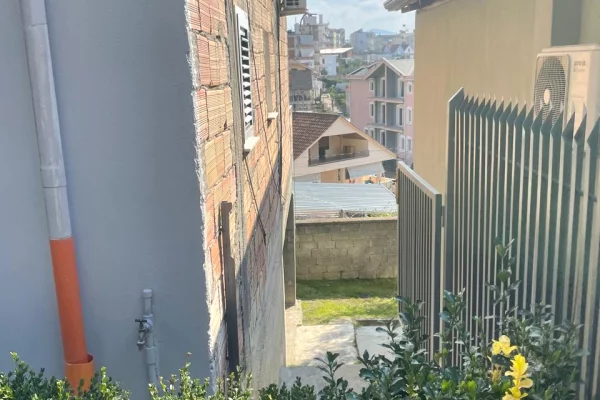 Shtepi ne shitje Shtepi Private ne Tirane, 2+1, Mobilimi E mobiluar, Pagesa 280,000  Euro.