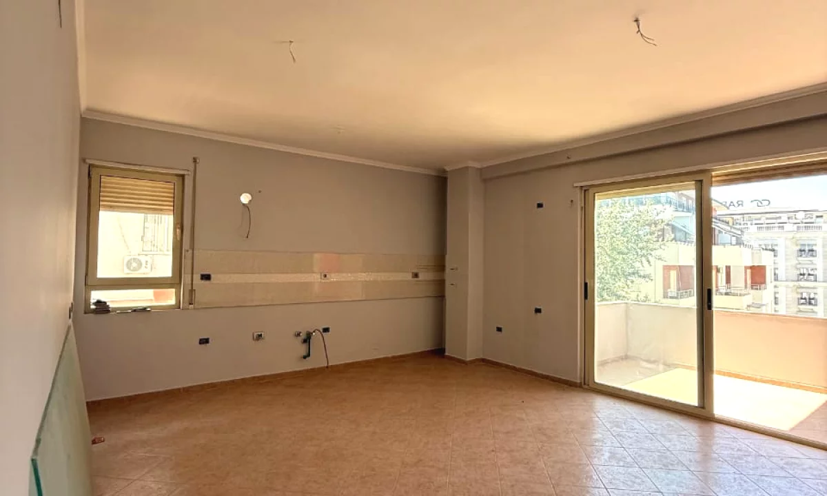 Shtepi ne shitje Apartament ne Tirane, 2+1, Mobilimi Bosh, pa mobiluar, Pagesa 225,000  Euro.
