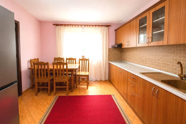 Shtepi ne shitje Apartament ne Tirane, 2+1, Mobilimi E mobiluar, Pagesa 170,000  Euro.