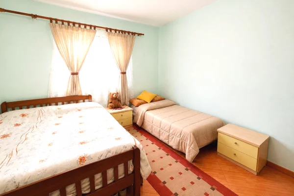 Shtepi ne shitje Apartament ne Tirane, 2+1, Mobilimi E mobiluar, Pagesa 170,000  Euro.