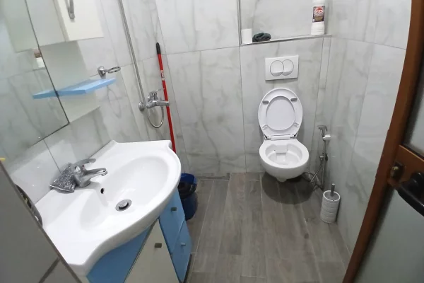 Shtepi me qera Apartament ne Tirane, Garsoniere, Mobilimi E mobiluar, Pagesa 50,000  Leke.