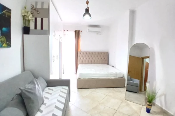 JEPET ME QERA Garsoniere te Rruga e Barrikadave
