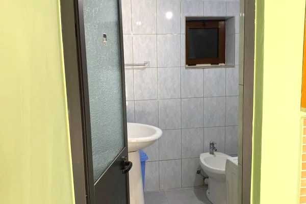 Shtepi me qera Apartament ne Tirane, Garsoniere, Mobilimi E mobiluar, Pagesa 35,000  Leke.