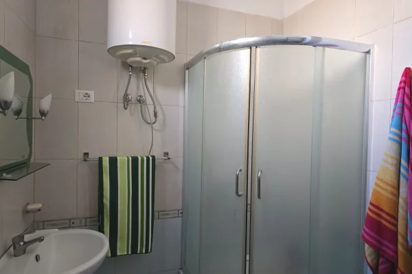 Shtepi me qera Apartament ne Tirane, 2+1, Mobilimi E mobiluar, Pagesa 650  Euro.