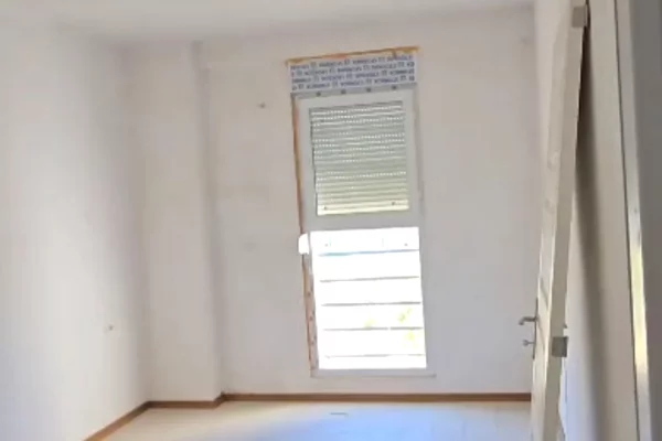 Shtepi ne shitje Apartament ne Tirane, 2+1, Mobilimi Bosh, pa mobiluar, Pagesa 135,000  Euro.
