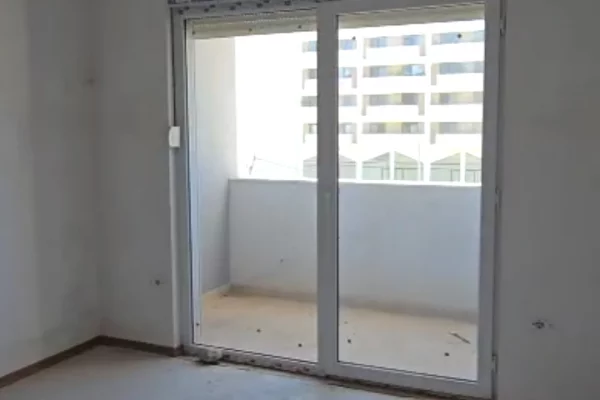 Shtepi ne shitje Apartament ne Tirane, 2+1, Mobilimi Bosh, pa mobiluar, Pagesa 135,000  Euro.