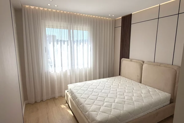 Shtepi ne shitje Apartament ne Tirane, 2+1, Mobilimi E mobiluar, Pagesa 16,500,000  Leke.