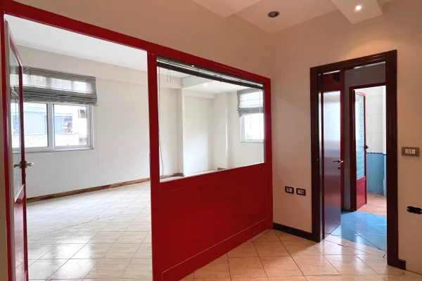 Shtepi ne shitje Apartament ne Tirane, 3+1, Mobilimi E mobiluar, Pagesa 270,000  Euro.