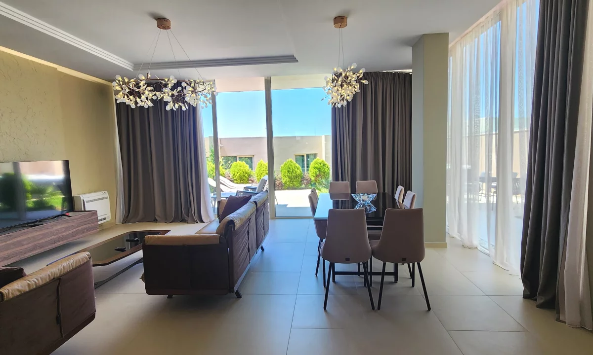 Shtepi ne shitje Vila Luksoze ne Vlore, 3+1, Mobilimi E mobiluar, Pagesa 1,300,000  Euro.