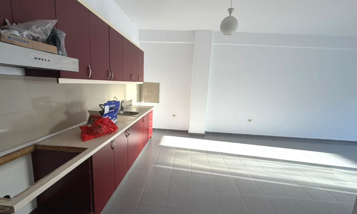 Shtepi ne shitje Apartament ne Tirane, 2+1, Mobilimi Bosh, pa mobiluar, Pagesa 165,000  Euro.