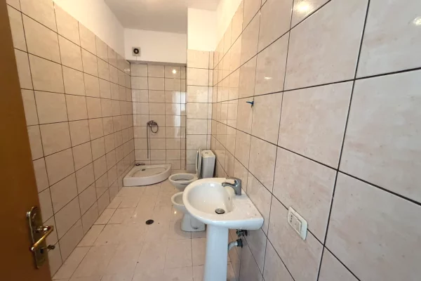 Shtepi ne shitje Apartament ne Tirane, 2+1, Mobilimi Bosh, pa mobiluar, Pagesa 165,000  Euro.