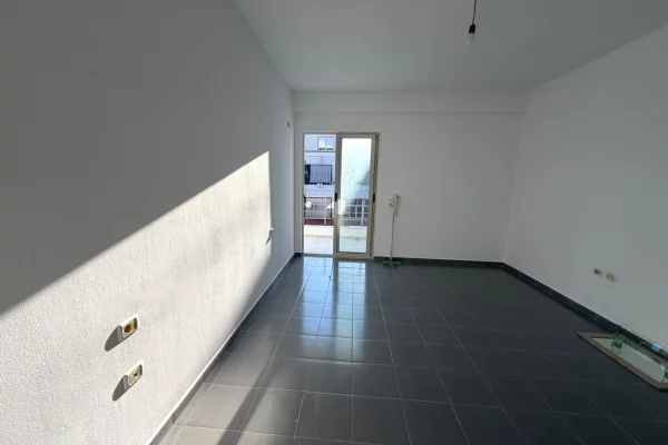 Shtepi ne shitje Apartament ne Tirane, 2+1, Mobilimi Bosh, pa mobiluar, Pagesa 165,000  Euro.