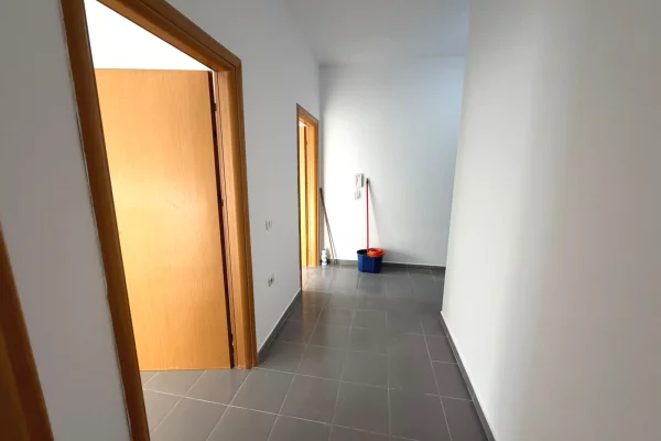 Shtepi ne shitje Apartament ne Tirane, 2+1, Mobilimi Bosh, pa mobiluar, Pagesa 165,000  Euro.
