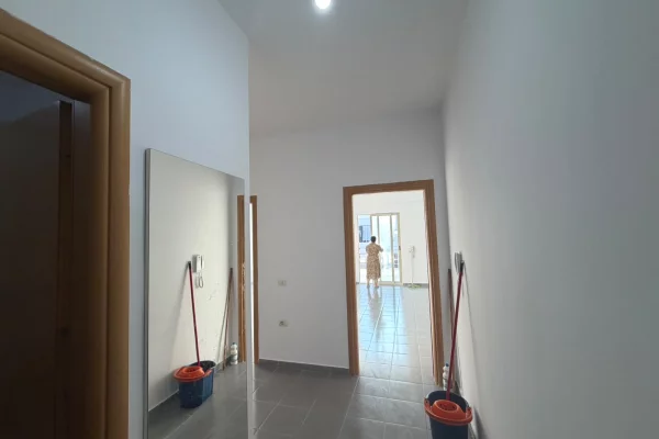 Shtepi ne shitje Apartament ne Tirane, 2+1, Mobilimi Bosh, pa mobiluar, Pagesa 165,000  Euro.