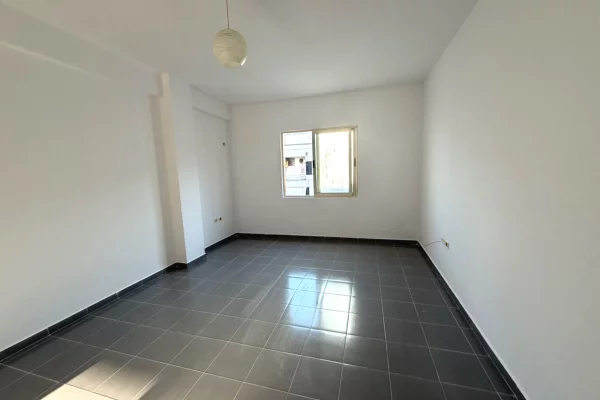 Shtepi ne shitje Apartament ne Tirane, 2+1, Mobilimi Bosh, pa mobiluar, Pagesa 165,000  Euro.