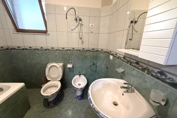 Shtepi me qera Apartament ne Tirane, 2+1, Mobilimi E mobiluar, Pagesa 400  Euro.