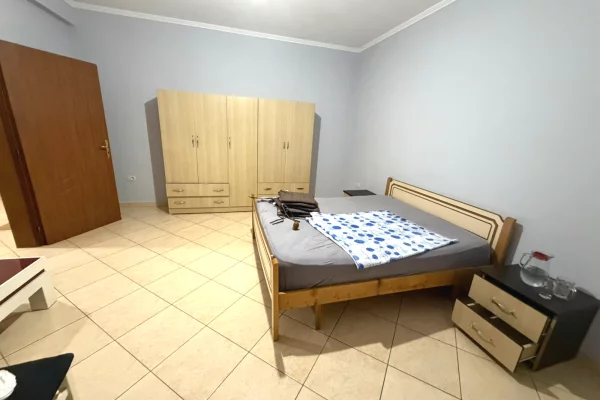 Shtepi me qera Apartament ne Tirane, 2+1, Mobilimi E mobiluar, Pagesa 400  Euro.