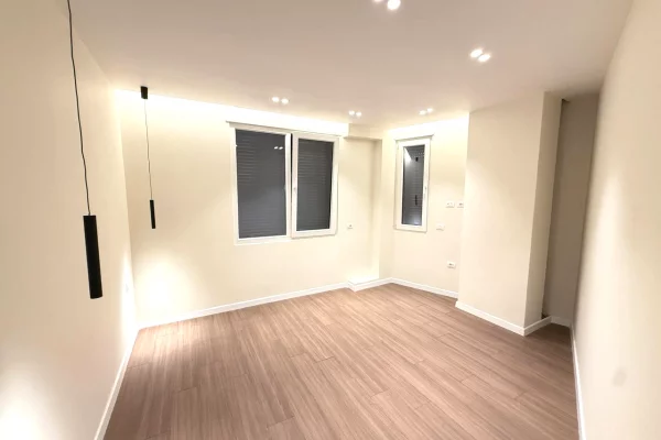Shtepi ne shitje Apartament ne Tirane, 2+1, Mobilimi Bosh, pa mobiluar, Pagesa 18,500,000  Leke.