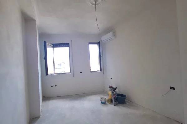 Shtepi ne shitje Apartament ne Tirane, 1+1, Mobilimi Bosh, pa mobiluar, Pagesa 118,000  Euro.
