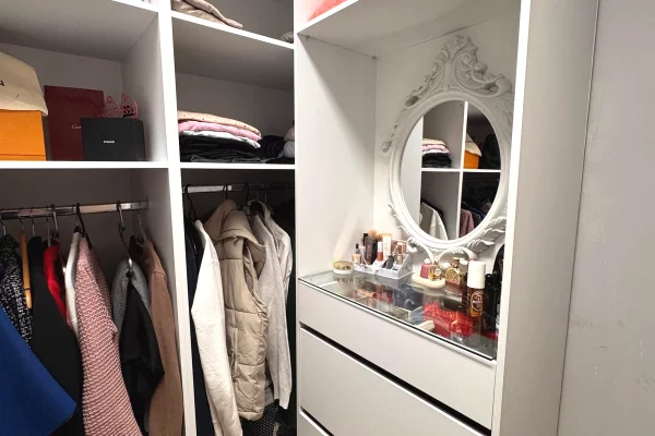 Shtepi ne shitje Apartament ne Tirane, 2+1, Mobilimi E mobiluar, Pagesa 240,000  Euro.