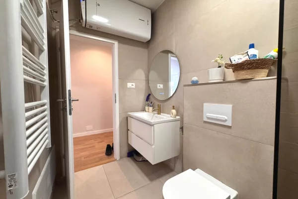 Shtepi ne shitje Apartament ne Tirane, 2+1, Mobilimi E mobiluar, Pagesa 240,000  Euro.