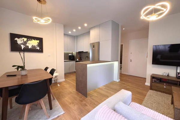 Shtepi ne shitje Apartament ne Tirane, 2+1, Mobilimi E mobiluar, Pagesa 240,000  Euro.