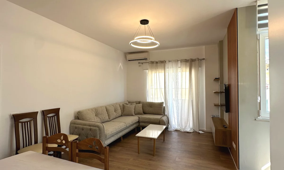 Shtepi me qera Apartament ne Tirane, 2+1, Mobilimi E mobiluar, Pagesa 90,000  Leke.