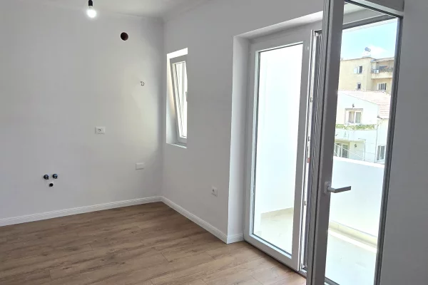Shtepi ne shitje Apartament ne Tirane, 1+1, Mobilimi Bosh, pa mobiluar, Pagesa 160,000  Euro.