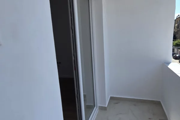 Shtepi ne shitje Apartament ne Tirane, 1+1, Mobilimi Bosh, pa mobiluar, Pagesa 160,000  Euro.