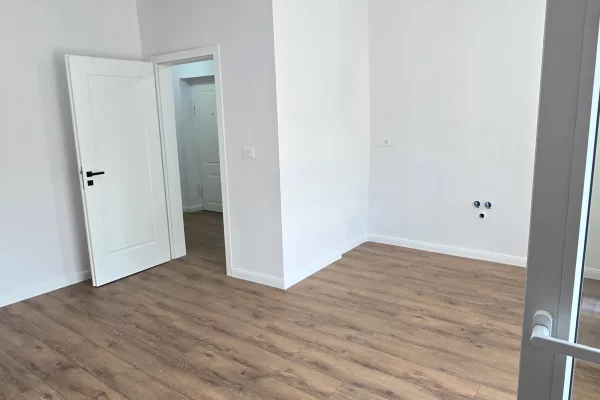 Shtepi ne shitje Apartament ne Tirane, 1+1, Mobilimi Bosh, pa mobiluar, Pagesa 160,000  Euro.